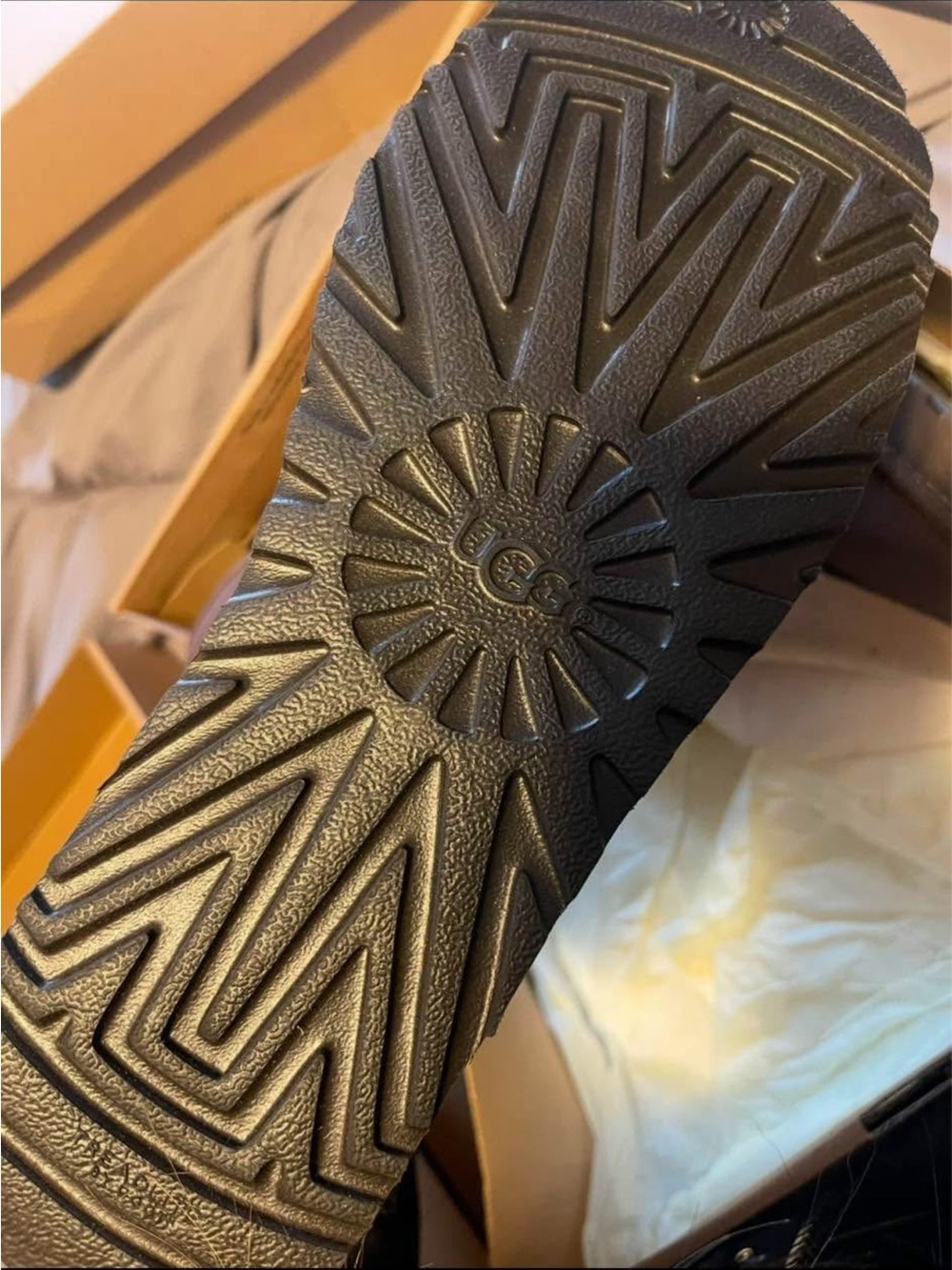 UGG Classic Short II Boots in Chocolate (NEW) - Picture 2 of 3